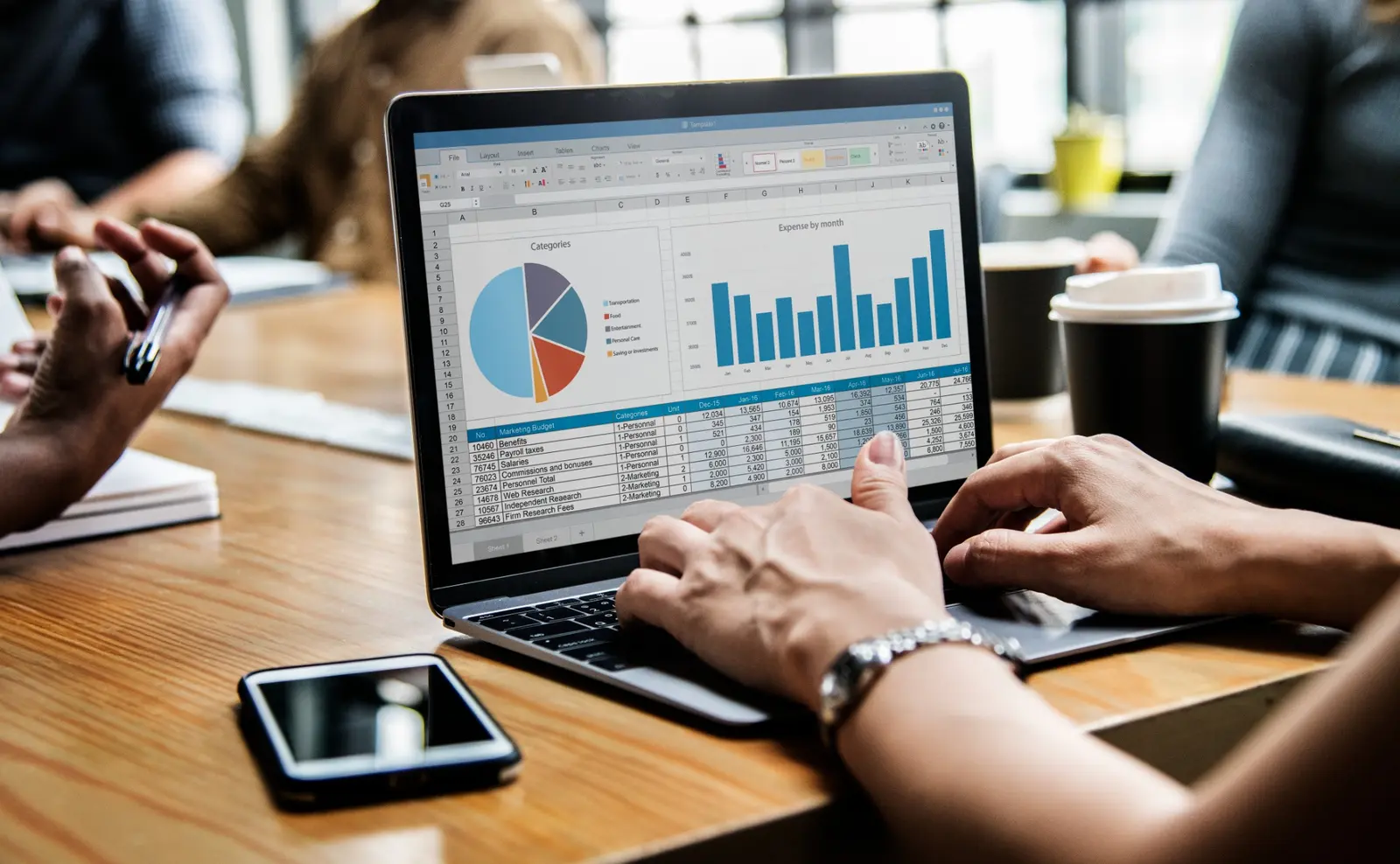 Equipe analisando gráficos e indicadores em um notebook